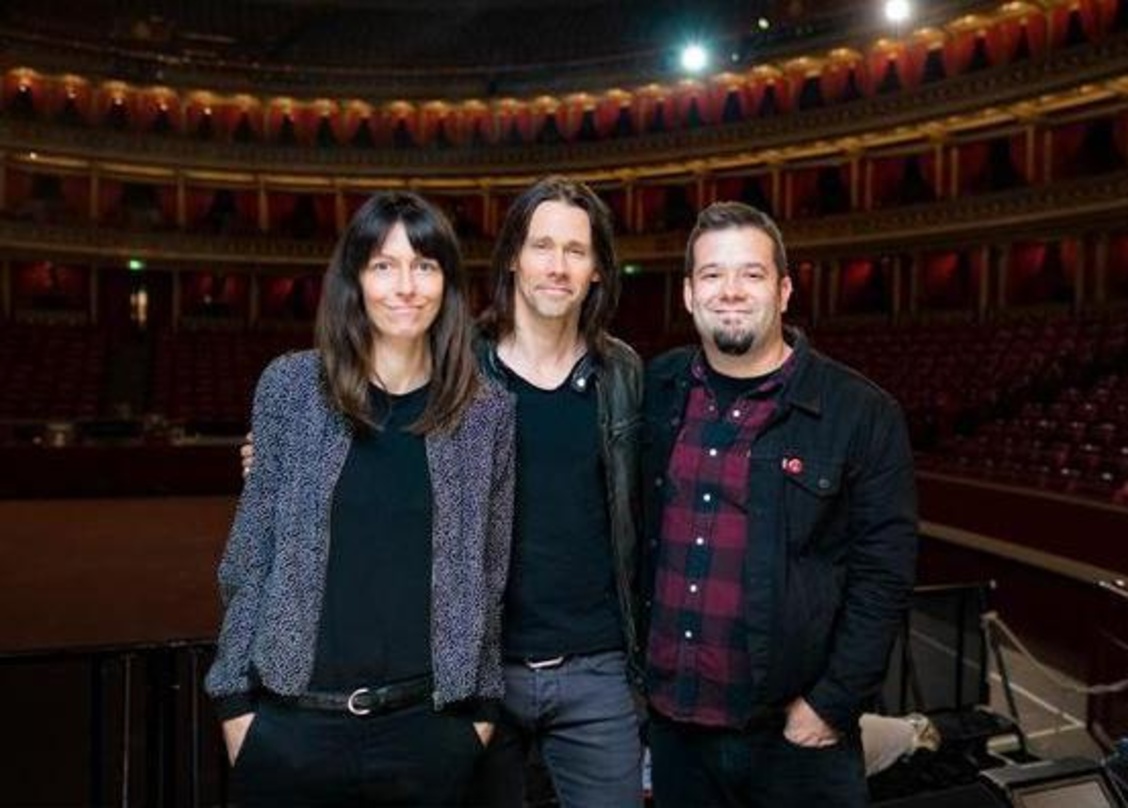 Arbeiten künftig zusammen (von links): Billie Klein (A&R Napalm Records), Myles Kennedy und Tim Tournier (Manager)