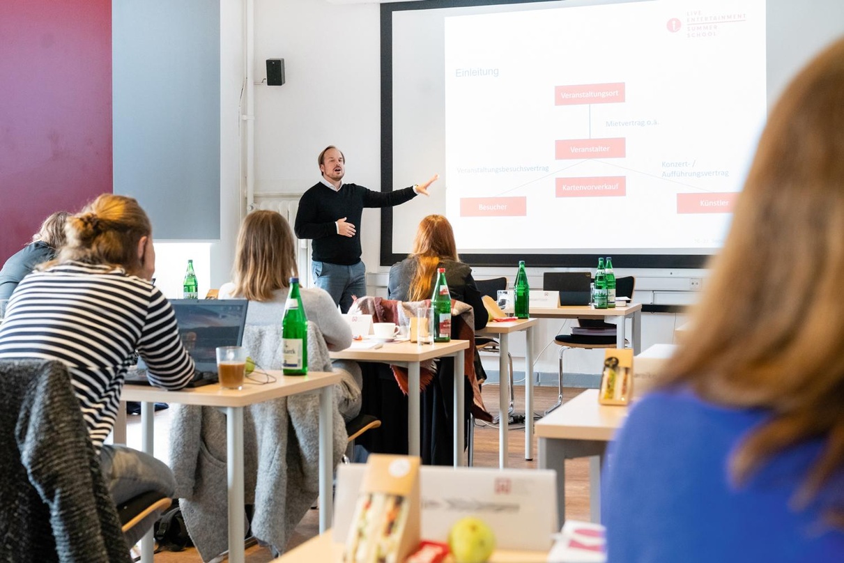 af768a0e0f9403a91f9b8e0aa076e3f67e0bf7ee53cba94db680c0a4adba9bad Bietet ein nachhaltiges Training für Professionals in der Musikbranche: die Music Business Summer School