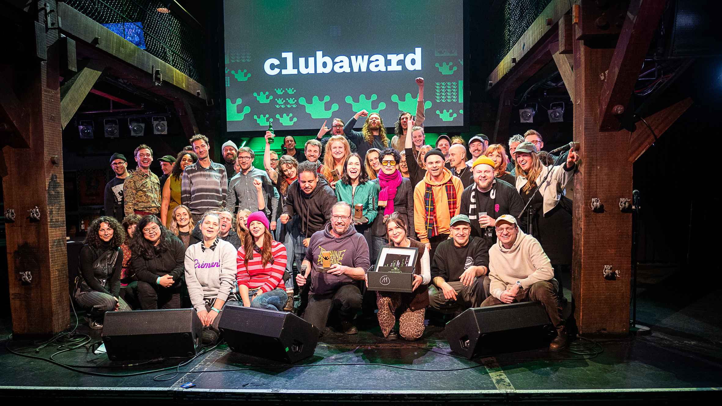 af85e36f 6192 4747 b14e 41a8a26a5399 Feierten auf der Bühne: die Gewinner:innen des 15. Clubawards.