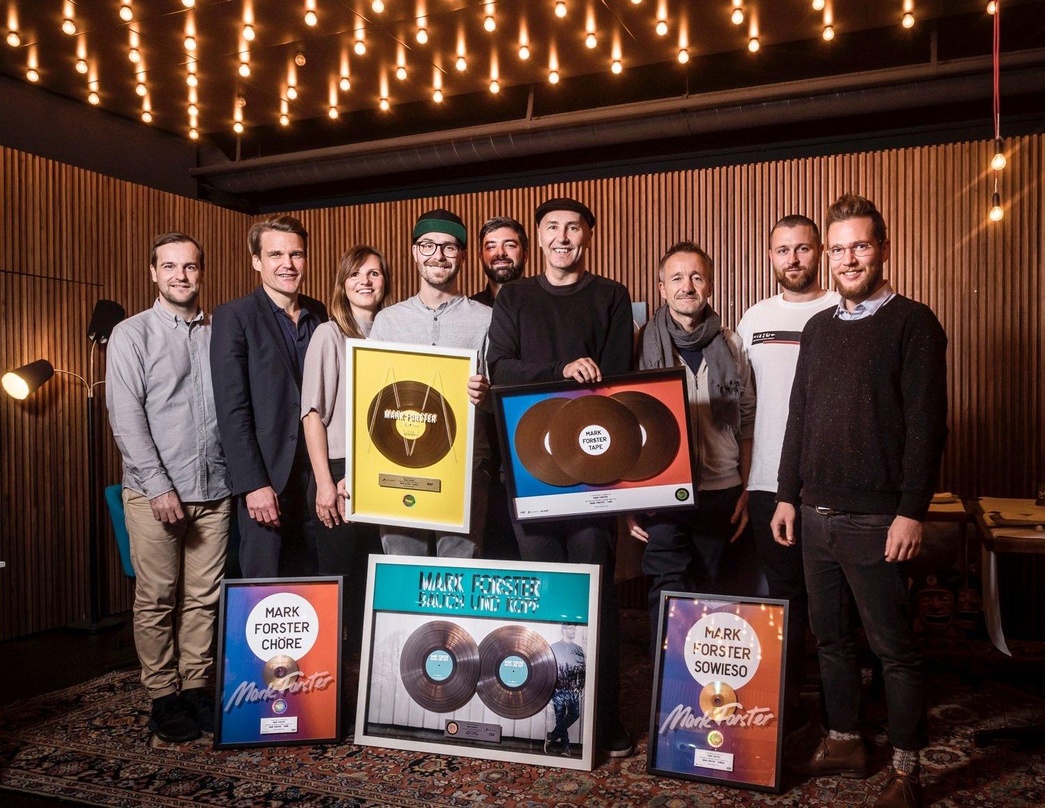 Hatten viel zu feiern (von links): Alex Engelen (Digital Manager Four Music), Philip Ginthör (CEO Sony Music GSA), Nina Grätz (Labelmanagerin Four Music), Mark Forster, Daniel Malat (Direc...