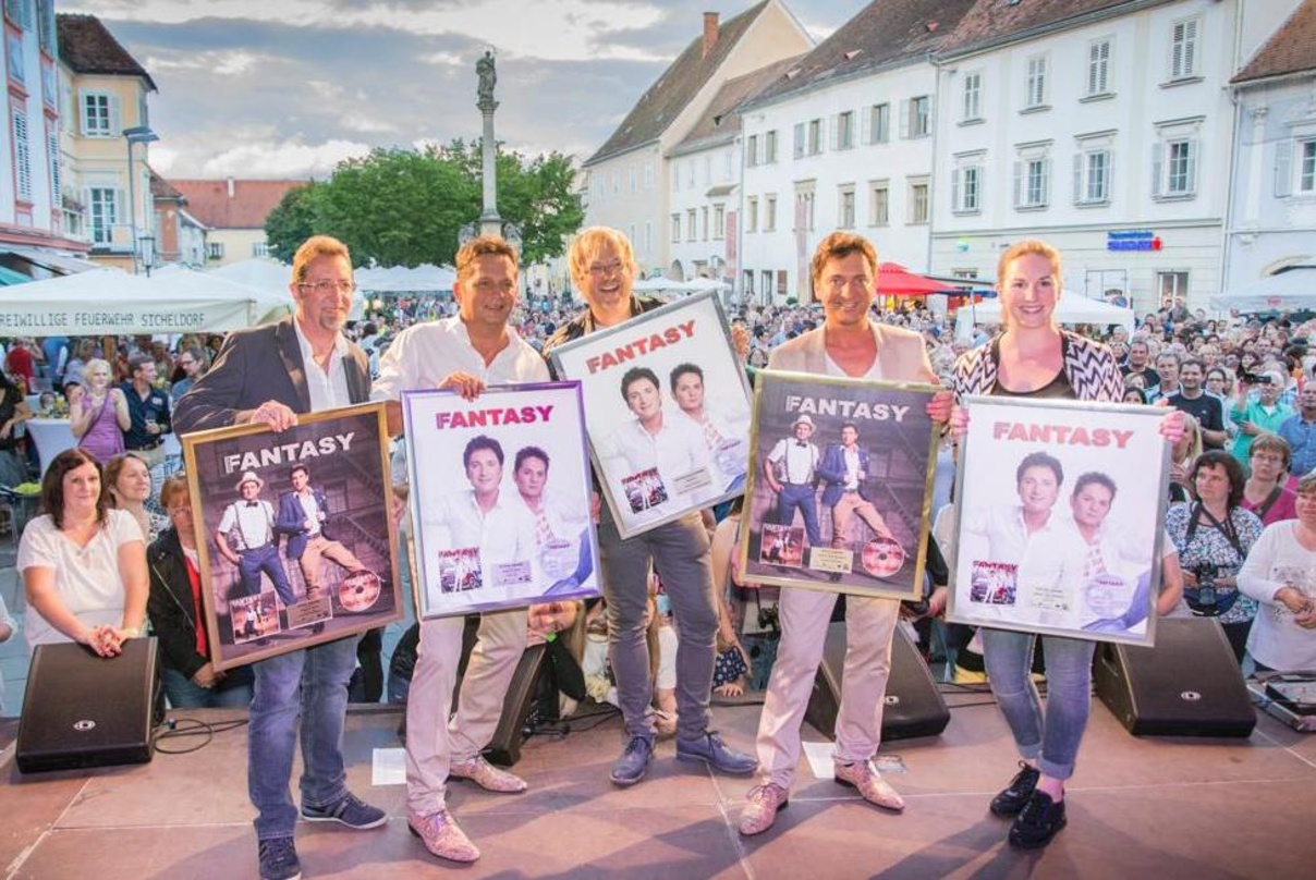 Bei der Preisverleihung (von links): Peter Schilling (Director AOR Labelgroup Sony Music Entertainment Austria), Martin (Fantasy), Erich Fuchs (Moderator), Freddy (Fantasy) und Chantal Csa...