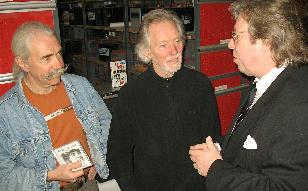 Glauben an die Kraft der Musik: Achim Schultz (rechts) mit Klaus Voormann (Mitte) und dessen Kollegen Alfons Kiefer, der mit Voormann am Cover der Beatles-"Anthology" arbeitete