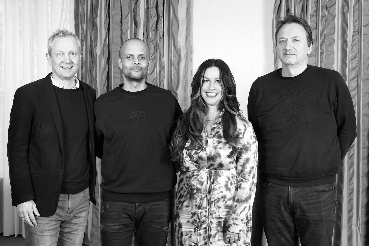 Trafen sich in München (von links): André Mühlhausen (Senior Vice President Commercial Division GSA Sony Music, Patrick Mushatsi-Kareba (CEO Sony Music GSA), Alanis Morissette und Markus H...