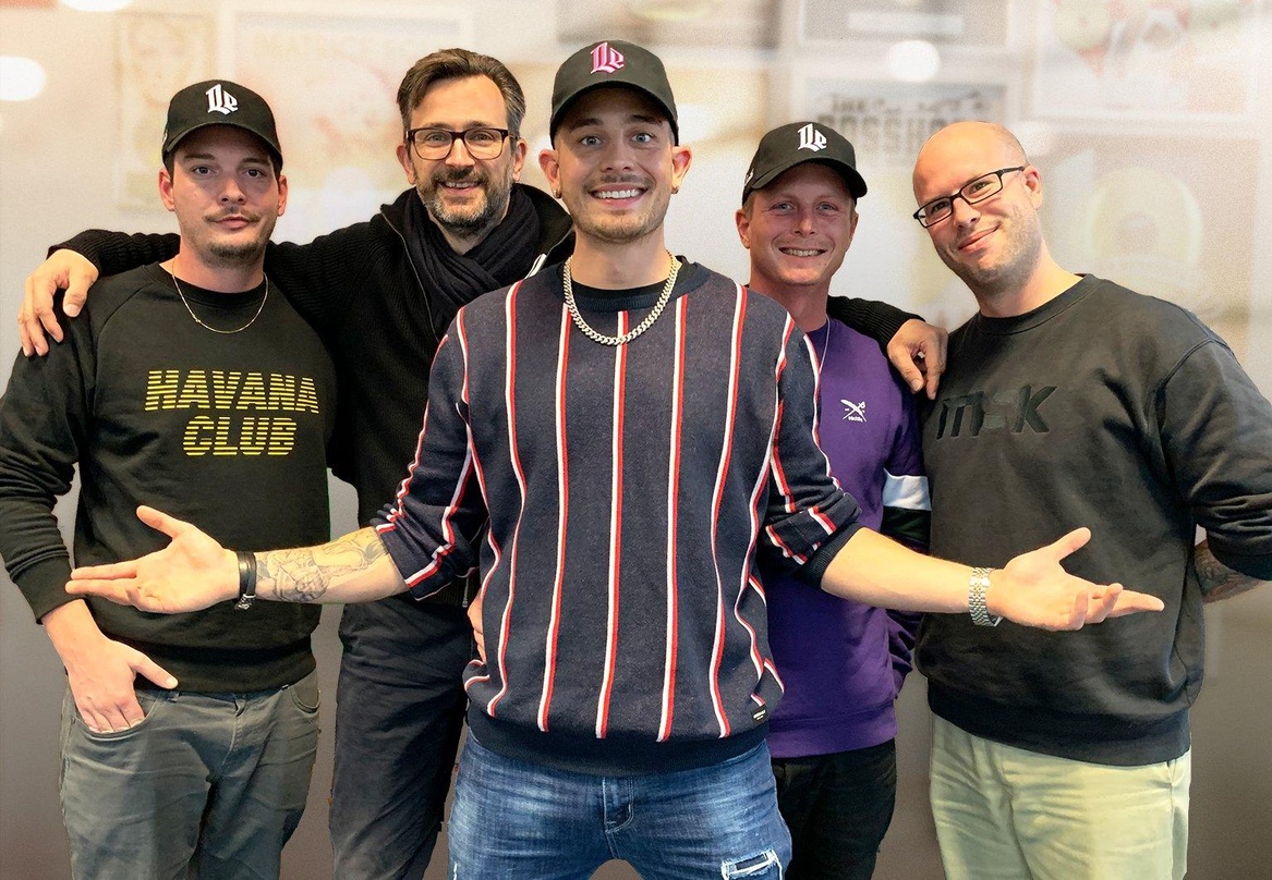 Will 2020 das deutsche Publikum erobern: Loco Escrito (Mitte) mit seinen Partnern von MSK Meistersinger und der FM Music Group