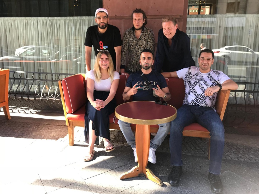 Wollen das Label auf eine neue Stufe bringen (hinten, von links): Fard (Labelmanager Life Is Pain), Martin Lanzerath (Label Head & Director A&R Universal Music) und Tom Bohne (President Mu...