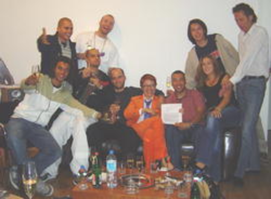 aff4739058820c66bef900a9fe71bb7767536f64deb5916f8305446b56c86deb Vertragspartner (hinten, v.l.n.r.): Don Cali, Itchyban, Chino Con Estilo (alle: Culcha Candela), Andreas Kiel (EMI MP) und (vorn, v.l.n.r) Johnny Strange, Lafrotino, DJ Chilo (alle: Culcha...