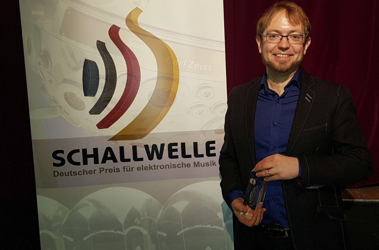 Bei der Schallwellen-Preisverleihung: Kebu mit seinem Preis