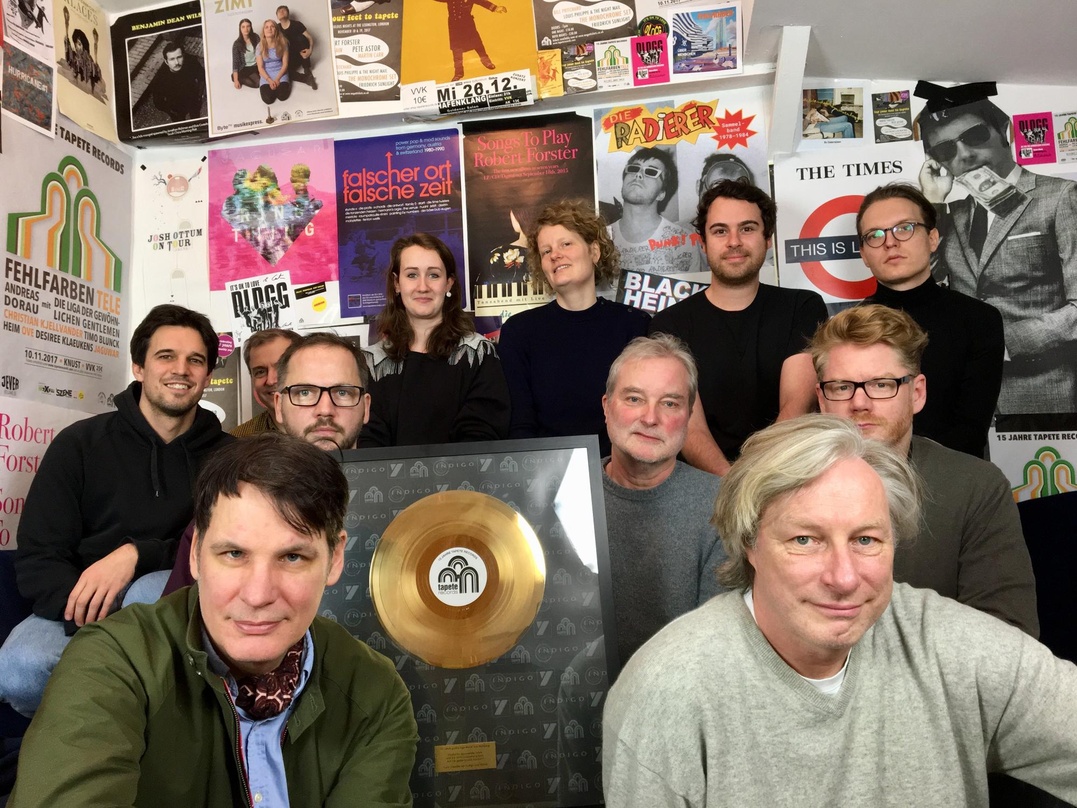 Feierten gemeinsam (hinten, von links): Matthias Kümpflein, Thomas Worthmann, Tessa Otto, Nina Thomsen, Marcel Gein und Daniel Jahn (alle Tapete Records) sowie (mittlere Reihe, von links) ...