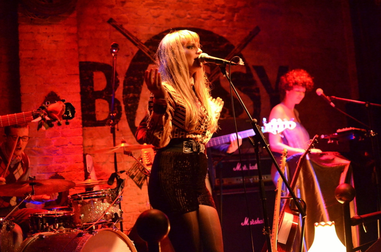 Trat vor Business- und Medienpartnern im Bassy Cowboy Club auf: Die Universal-Publishing-Autorin Betty Dittrich (Foto: Jule Ebert)