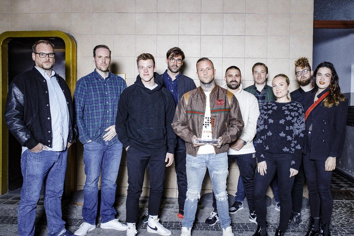 Mit dem Award für die jüngste Nummer eins (von links): Rocco Wolff, Sebastian von Reizenstein, Luis Knebl, Maximilian Kolb, der unter dem Namen Kontra K aktive Künstler Maximilian Diehn, T...