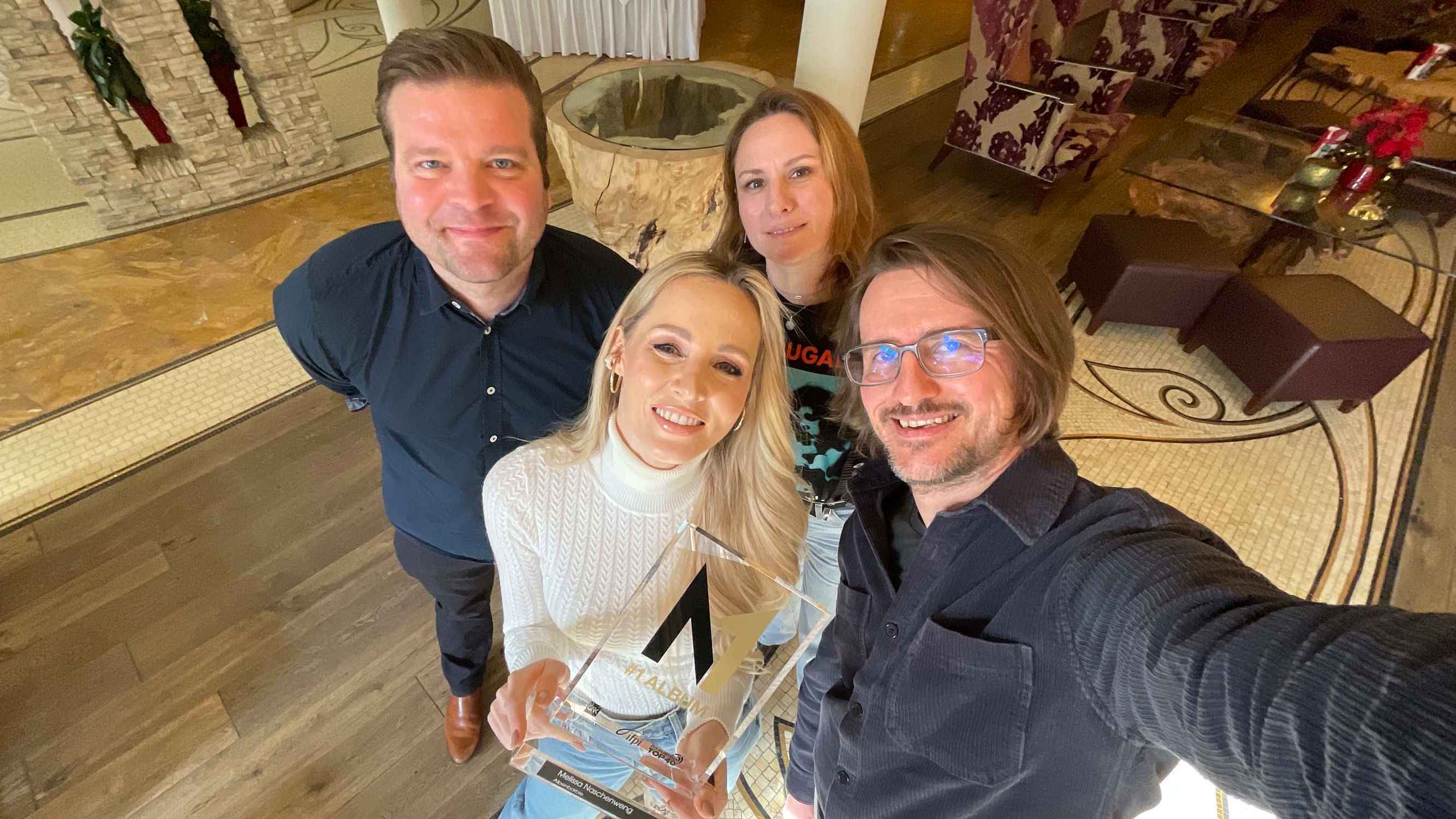 Mit der nagelneuen Trophäe (von links): Stefan Hochwallner (Sony Music), Melissa Naschenweng, Petra Albrecht (Sony Music) sowie Christoph Gruber (GfK Entertainment).