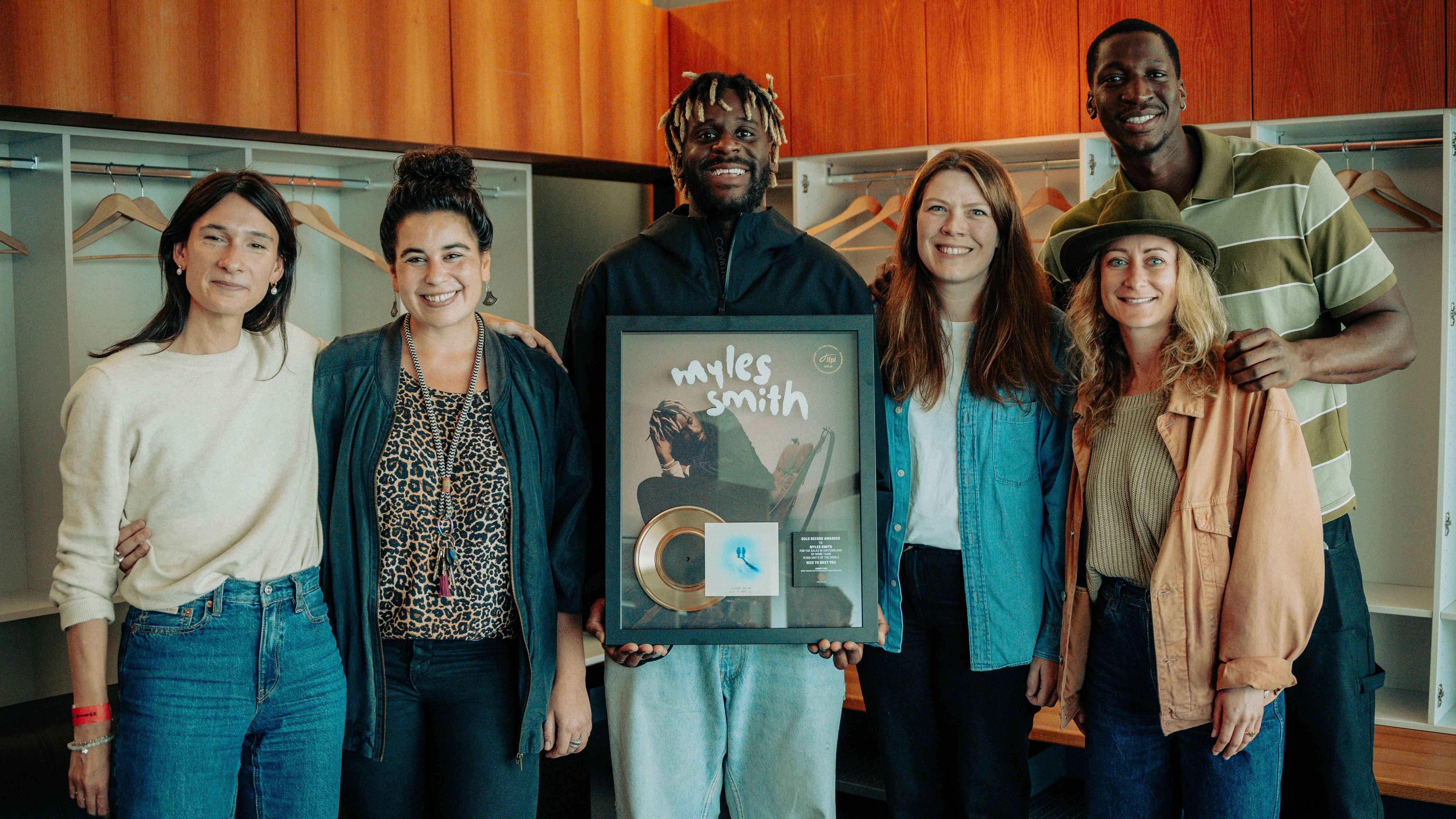 Im Zürcher Letzigrund (von links): Selina Barnow (Marketing Manager Myles Smith), Margaux Seidlitz (Senior Product Manager International Sony Music Switzerland), Myles Smith, Caroline Freg...