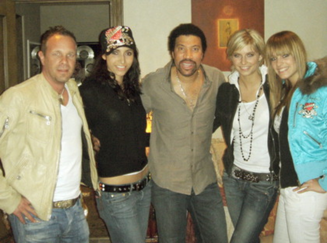 Empfang in Beverly Hills: Lionel Richie mit Universal-Manager Sven Kilthau-Lander und den "Topmodel"-Finalistinnen (v. l. n. r.) Jennifer, Lena G. und Yvonne