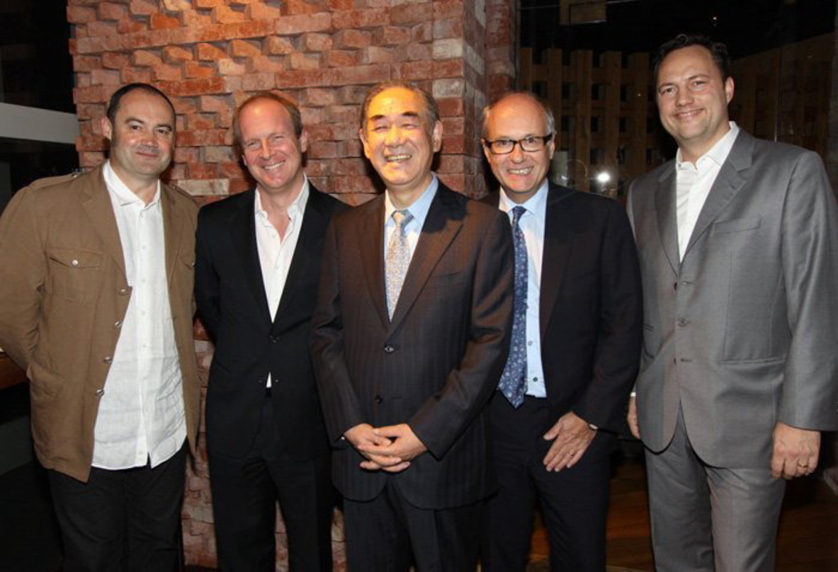 Machen sich mit "Songs For Japan" für die von Erdbeben und Tsunami betroffenen Menschen in Japan stark (v.l.n.r.): Adrian Cheesley (EMI Music), Chris Ancliff (Warner Music), Yoshiharu Otsu...