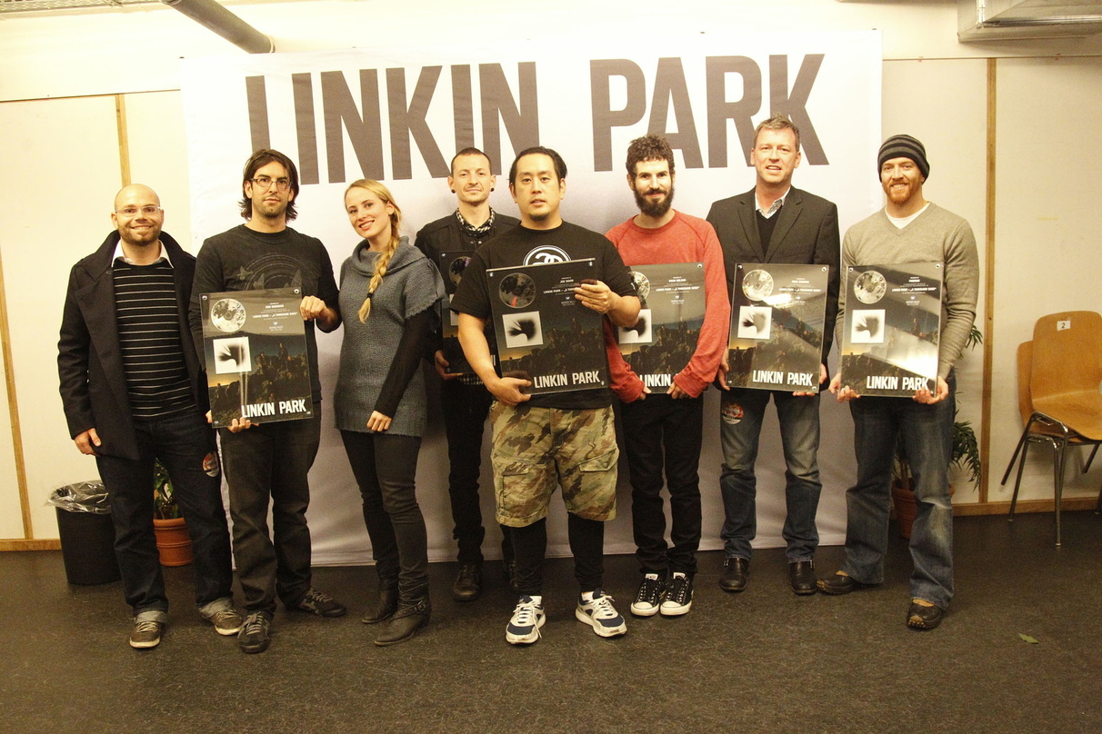 Freuten sich über das Edelmetall (v.l.n.r.): Damian Hegg (Brand Manager WMS), Rob Bourdon, Irina Sterchi (Promotion Manager WMS), Chester Bennington, Joe Hahn, Brad Delson, Ralf Brachat (S...