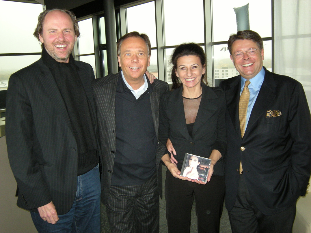 Begrüßen Lucia Aliberti und ihren Manager Stefan Schmerbeck (l.) in der DEAG-Familie: André Selleneit und Peter Schwenkow (r.)