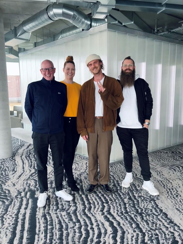 Trafen sich zur Verlängerung in Berlin (von links): Christoph John (Credits Management & Edition), Alexandra Ziem (Director Creative SMP), Jules Ahoi und Niklas Tholen (A&R Manager SMP)