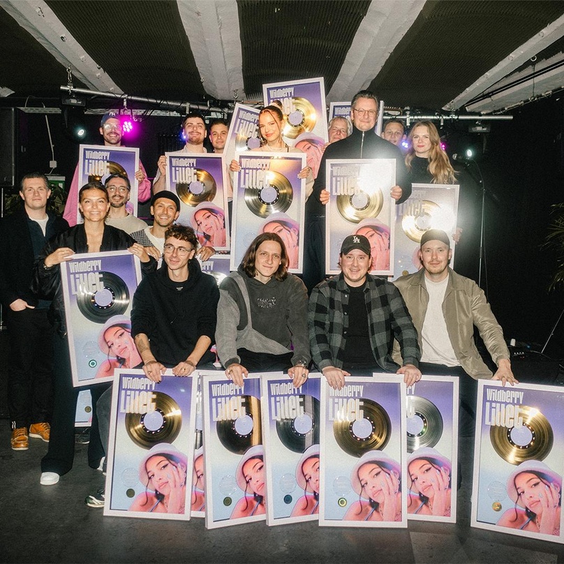 Mit Gold und Platin für "Wildberry Lillet": Nina Chuba (hinten, Mitte) mit Management und dem Team von Sony Music und Jive Germany um Konrad Sommermeyer (rechts neben der Künstlerin)