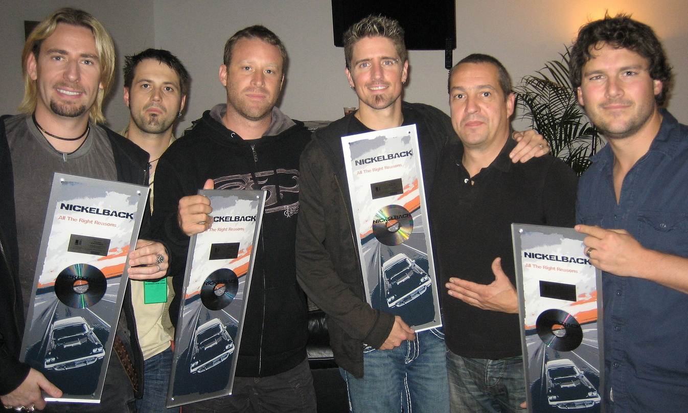 Feierten den Platin-Erfolg in Köln (v.l.n.r.): Chad Kroeger (Nickelback), Dirk Diebels (Senior Product Manager International Roadrunner Records), Mike Kroeger und Daniel Adair (Nickelback)...