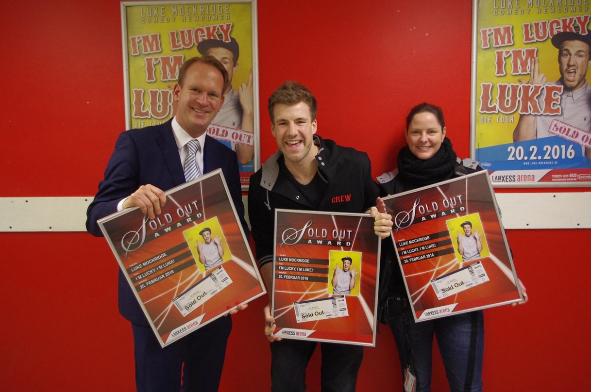 Bei der Preisübergabe: Stefan Löcher (links, Lanxess Arena), Luke Mockridge und Stefanie Bairlein (Projektleitung MTS Live)