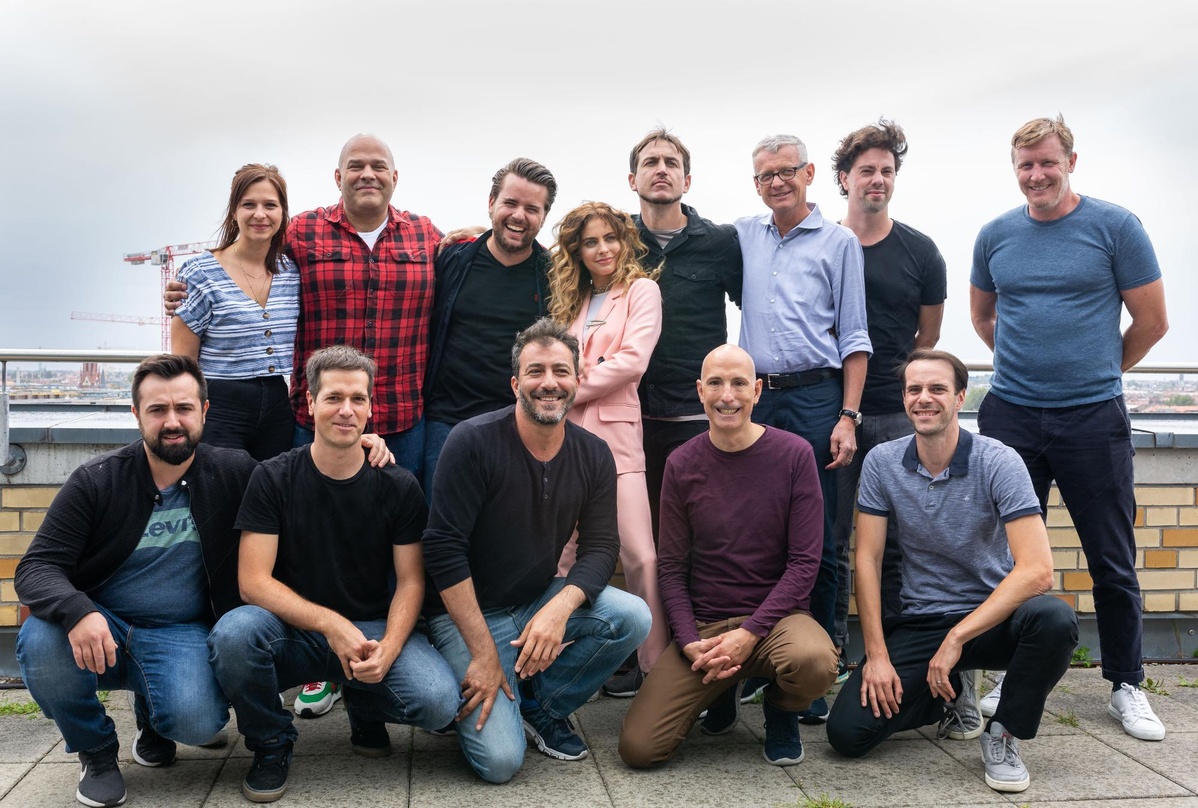 b0e4fbc66dfe4fc7c2b800d84866cd491063e3a5831c6d2a370f4a678fb4afab Trafen sich in Berlin: Amber van Day (Mitte) und ihr Team