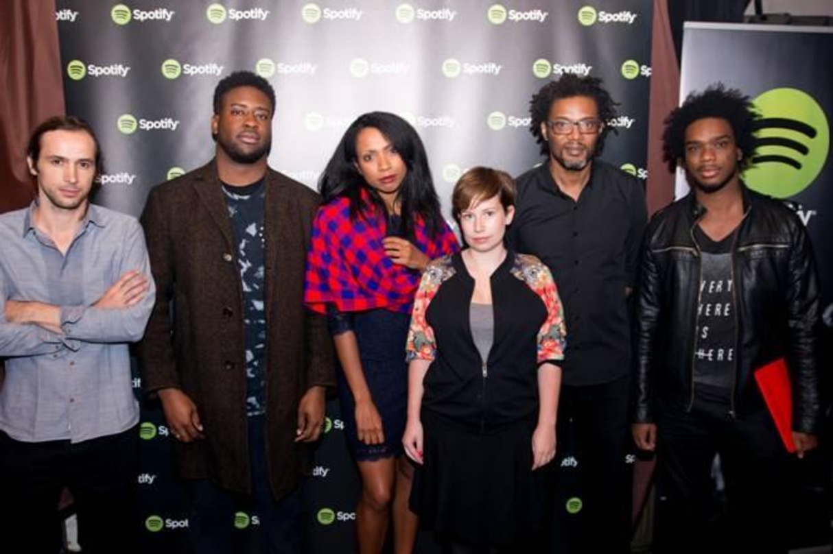 Trafen sich zur Spotify Session: (von links): Benoit Dordolo, Hailé Jno-Baptiste, Y'akoto, Marie Heimer, Jeff Ludovicus und Wendy Milton