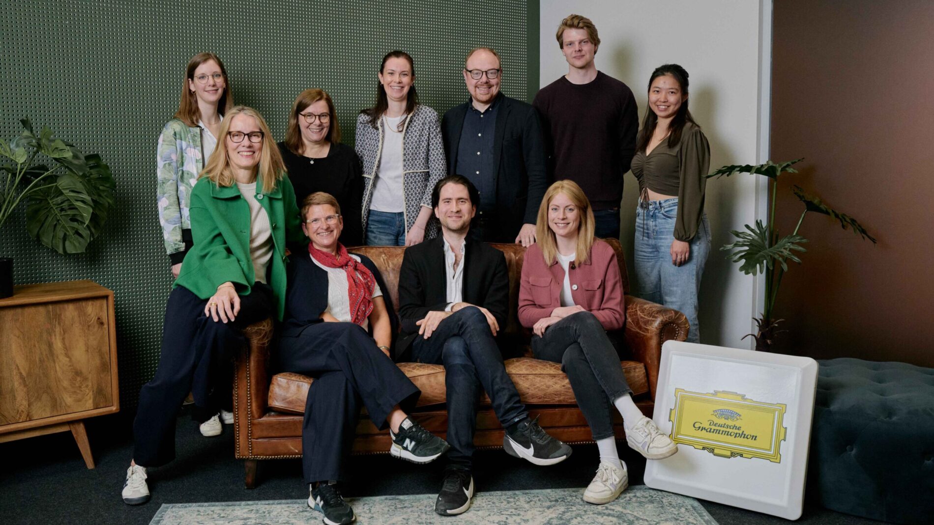 b10b55cd fc41 4984 ad52 b114a5c8fb74 Kamen im Rahmen des Signings zusammen (von links): Constanze Busch (Manager Promotion & Label Communications), Sabine Kindel (Director Promotion & Label Communication), Jana Eichner (Head ...