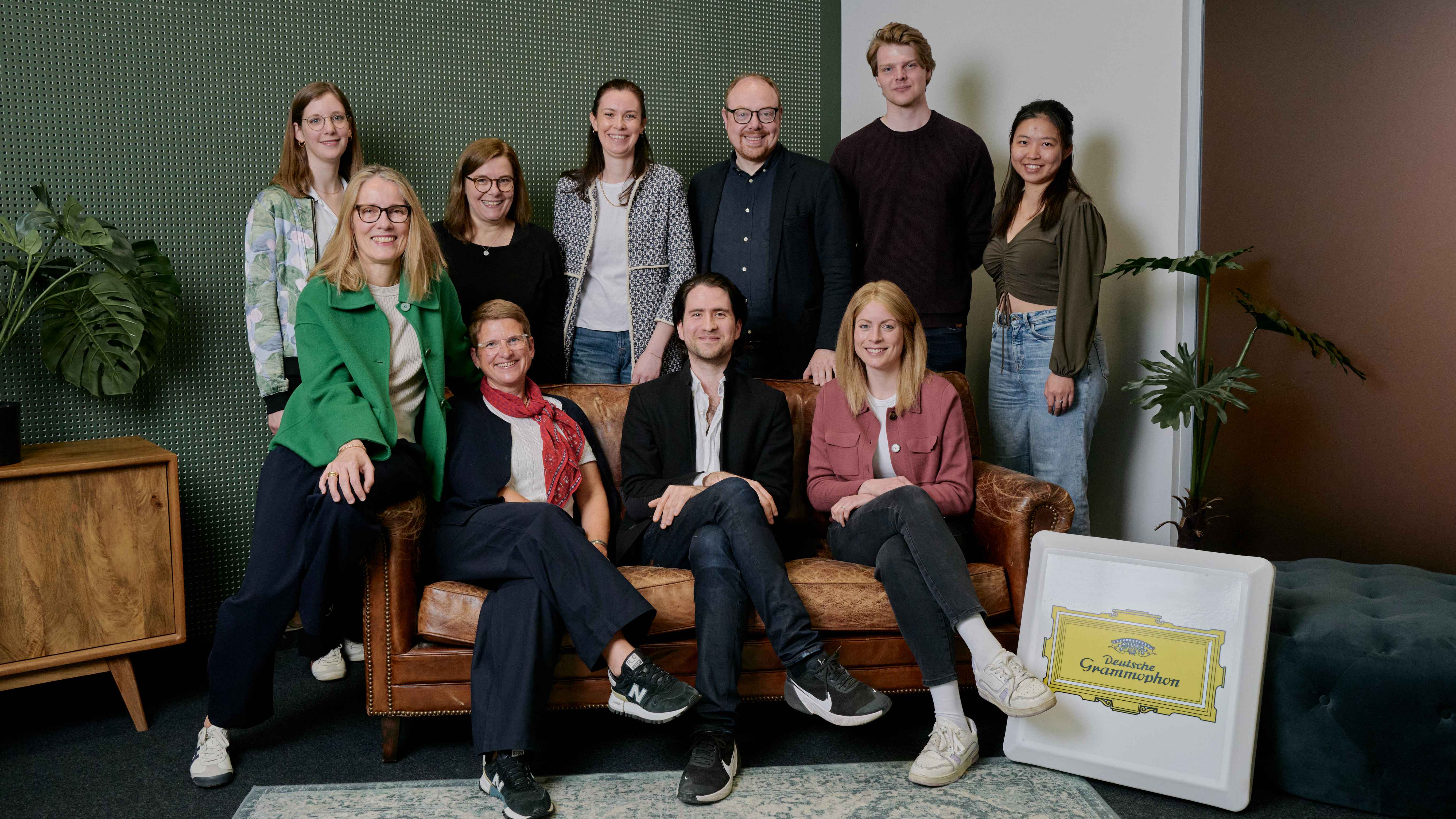 b10b55cd fc41 4984 ad52 b114a5c8fb74 Kamen im Rahmen des Signings zusammen (von links): Constanze Busch (Manager Promotion & Label Communications), Sabine Kindel (Director Promotion & Label Communication), Jana Eichner (Head ...