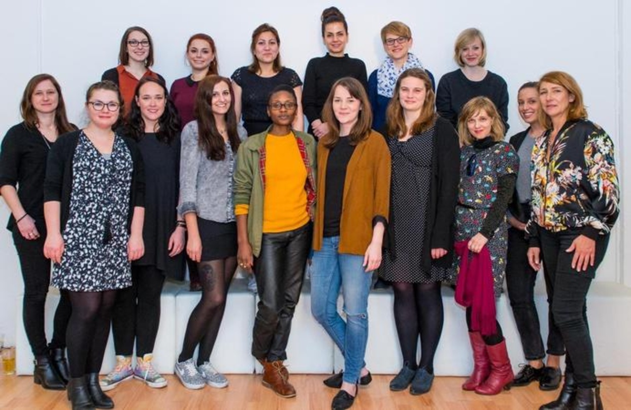 Versammelten sich im April 2016 zum Abschlussbild: Die Teilnehmerinnen der ersten Runde des Mentoring-Programms um Verena Blättermann (Öffentlichkeitsarbeit & politische Kommunikation VUT,...