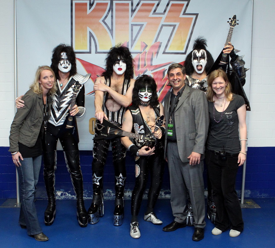Bei der Verleihung des Awards in Oberhausen (v.l.n.r.): Nicole Mai (Pressesprecherin König-Pilsener-Arena), Tommy Thayer, Paul Stanley (beide Kiss), Johannes Partow, Eric Singer, Gene Simm...