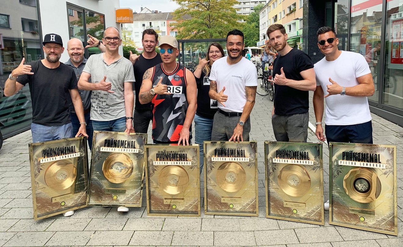 Bei der Gold-Verleihung: Pietro Lombardi (Mitte) und sein Team