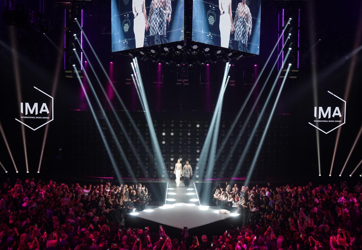 b1a945b1c31a4860e51f45c64af21931978870227dca36dc53add131eae52347 Führten zweisprachig durch die Premiere der International Music Awards (IMA): Toni Garrn und Billy Porter