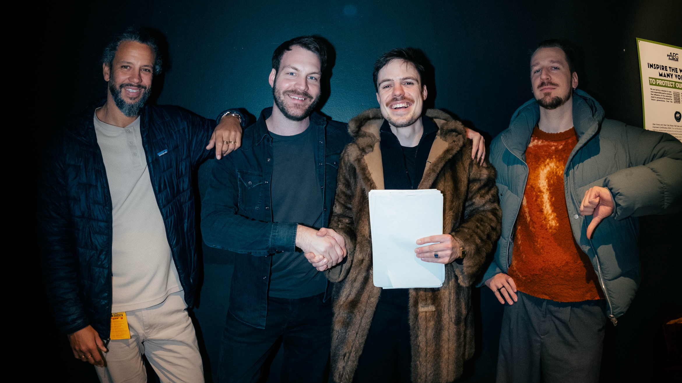 Daumen runter, Musikverlagsvertrag rauf (von links): Massimo Ibrahim (oah!), Hannes Kelch (oah!), Paul Sies und Alligatoah (oah!).