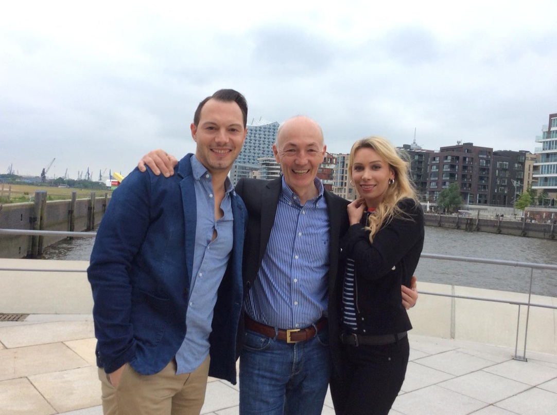 In Hamburg unterwegs: Steff (links) und Diana (beide Elbglanz) nehmen Mainstream-Media-Chef Gottfried Zmeck in die Mitte