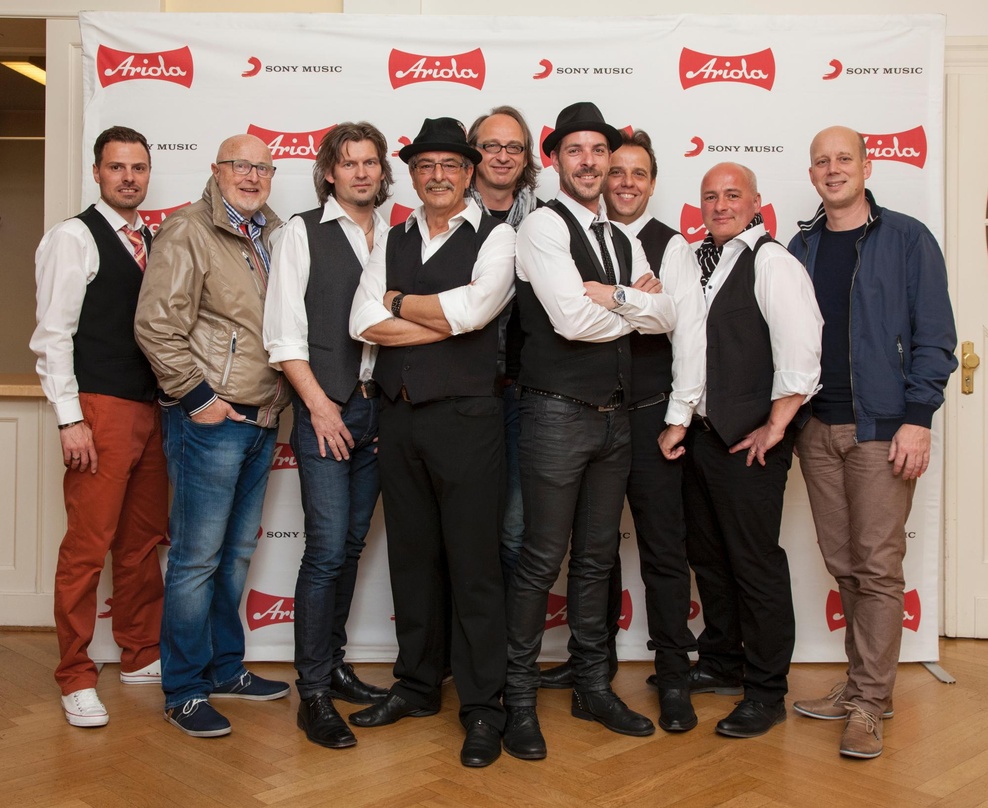 Neue Partner (von links): Michael Brandt (Management & Booking), Bodo Krohn (Labelchef Ariola Colonia), Jürgen "Geppie" Gebhardt, Karl Heinz Brandt, Andreas "Schrader" Dorn, Torben Klein, ...