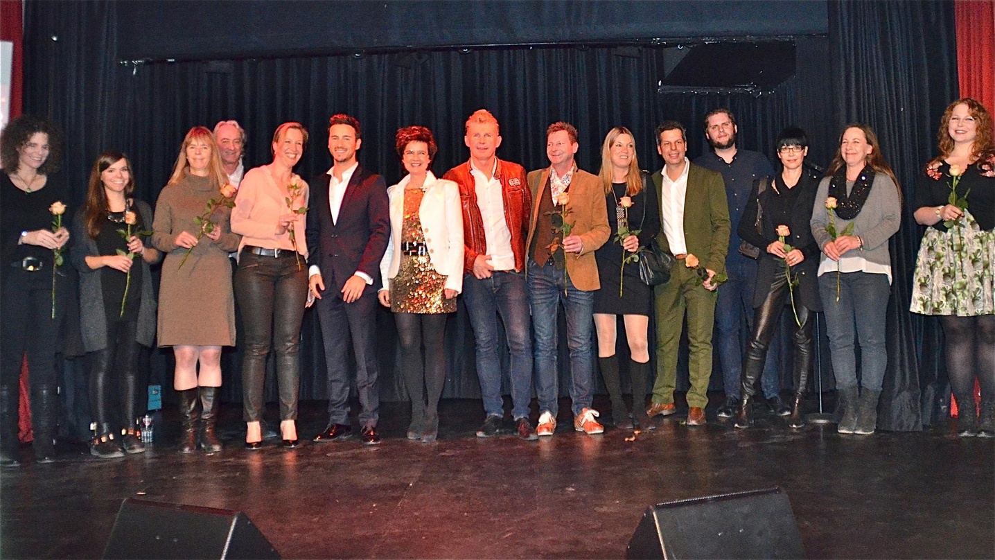 Das Telamo-Team mit den Künstlern on stage (von links): Christina Koch, Laura Schöler, Christel Knorrn, Eddy Bachinger, Birte Goldbrunner, Yannick Bovy, Monika Martin, Markus, Robert Jakob...