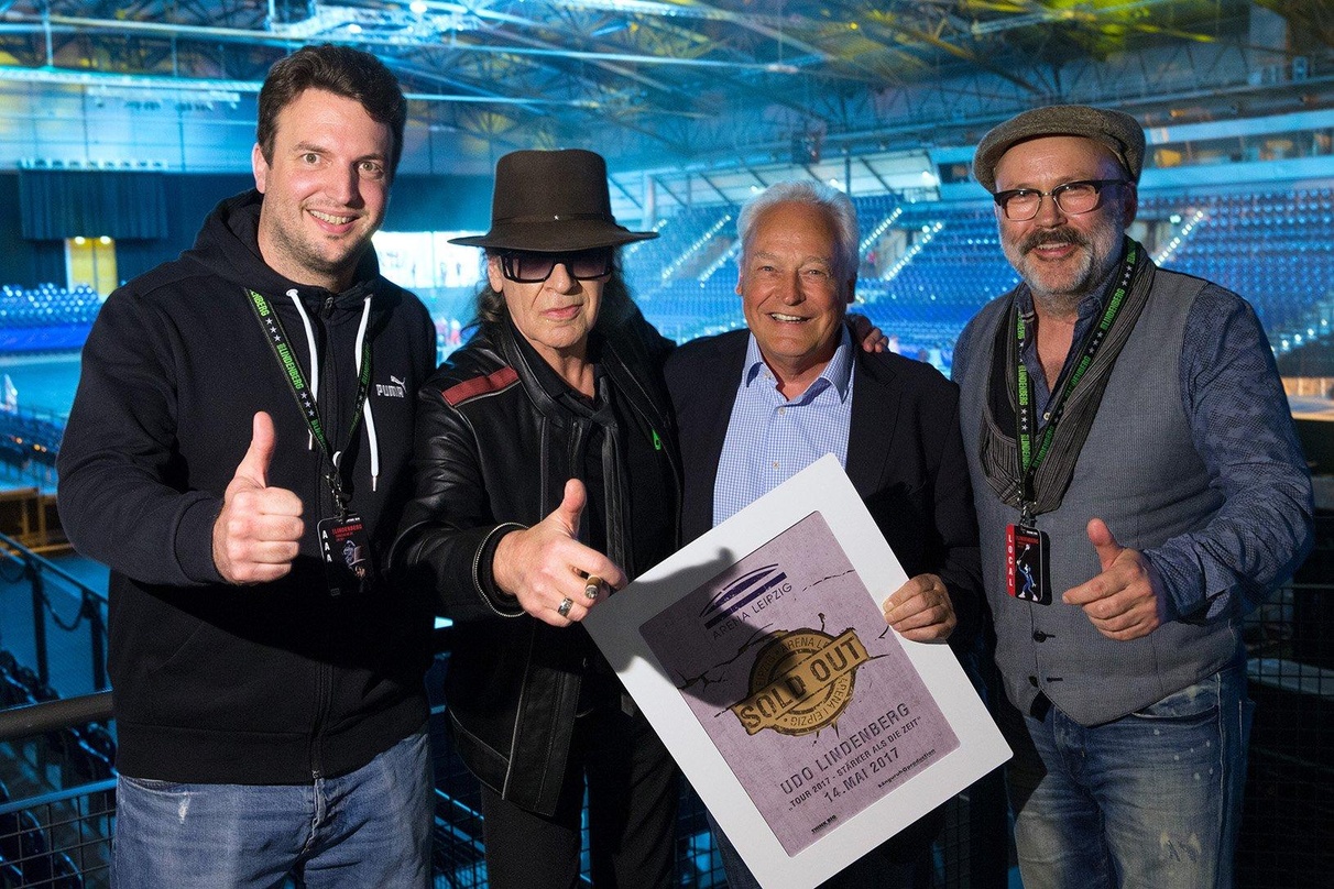 Freuten sich über den anhaltenden Zuschauerandrang in Leipzig (von links): Fabian Terboven (Think Big), Udo Lindenberg, Winfried Lonzen (ZSL Betreibergesellschaft) und Rüdiger Sachse (Käng...