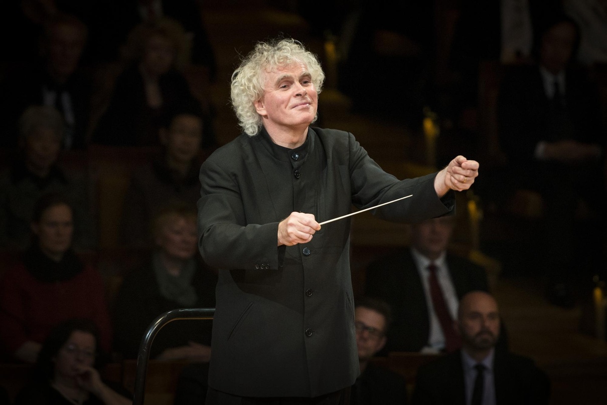 Gedenkt mit den Berliner Philharmonikern des Mauerfalls: Sir Simon Rattle