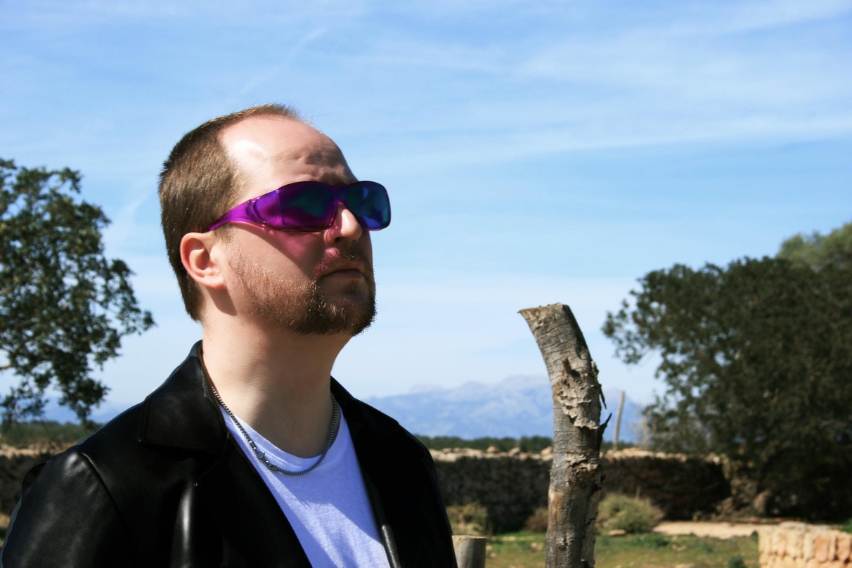 Tom Westborn mit seinen Markenzeichen: farbige Sonnenbrille und schwarze Lederjacke