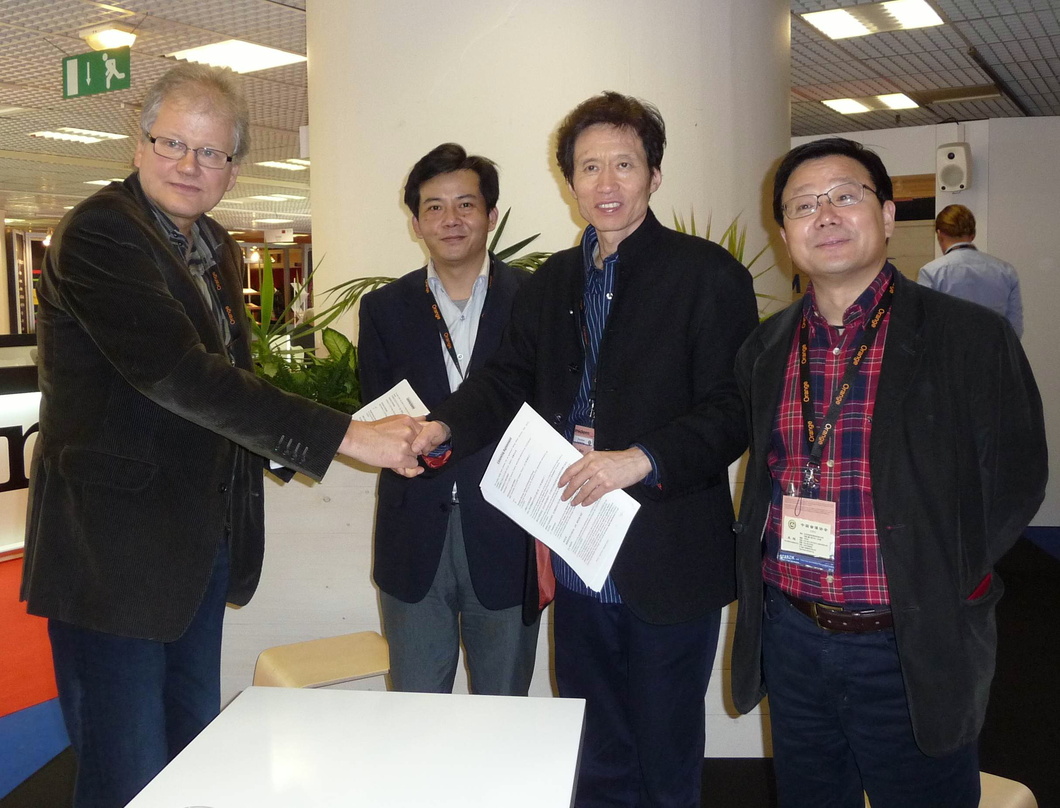 Neue Partner: Rockadillo Records und Shanghai Synergy||Über die Vertragsunterzeichnung freuen sich (v.l.n.r.): Tapio Korjus (Gründer und CEO Rockadillo Records), Wang Ju (Administrative Vi...