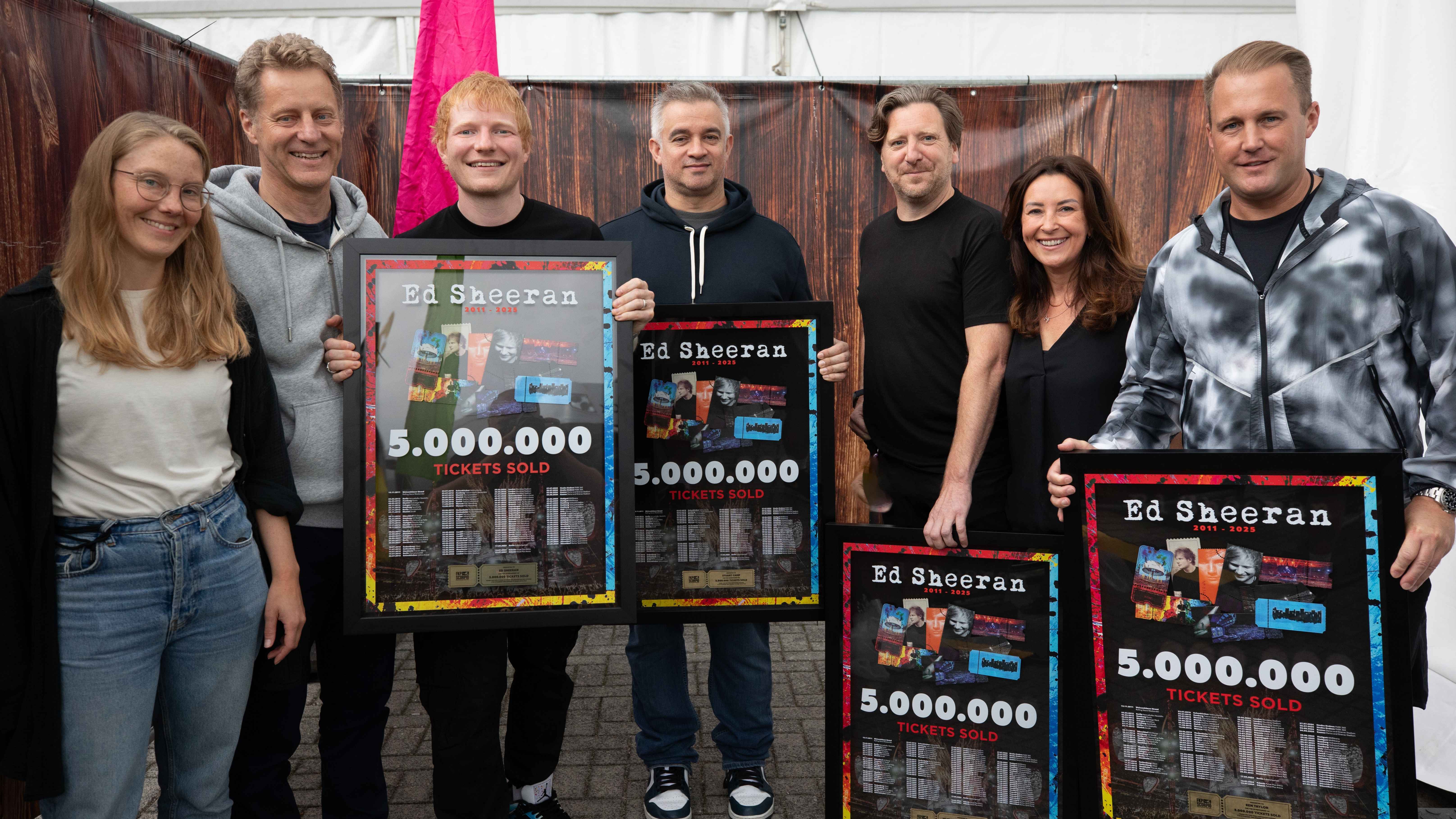 Backstage beim dritten Hamburg-Konzert von Ed Sheeran (von links): Inga Esselin (Promoterin), Folkert Koopmans (Gründer und CEO, beide FKP Scorpio), Ed Sheeran, Stuart Camp (Manager Ed She...