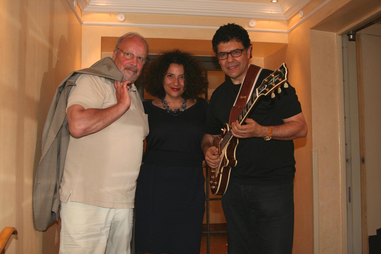 Im Sommer 2012 bei einem Konzert im Nightclub des Münchner Hotels Bayerischer Hof (von links): der nun verstorbene enja-records Geschäftsführer Matthias Winckelmann mit Katarina Ehmki (Ges...