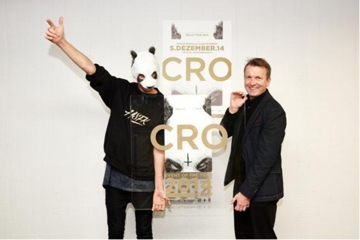 Wurde für seine beiden Konzerte mit dem "Event of the Year"- Award ausgezeichnet: Cro (links) mit Andreas Knoll, Geschäftsführer in.Stuttgart