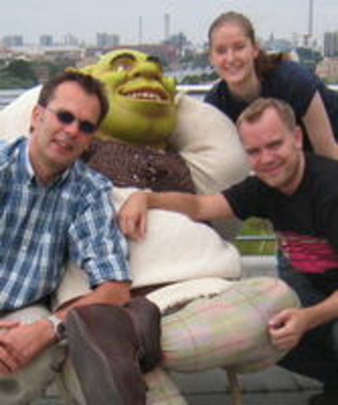 Das Universal Family-Entertainment-Team samt grünem Besuch (v.l.n.r.): Andreas Maaß (Director), Shrek, Leslie Konrad (Produktmanagerin), Florian Lamp (Senior Director Brand Partnership)