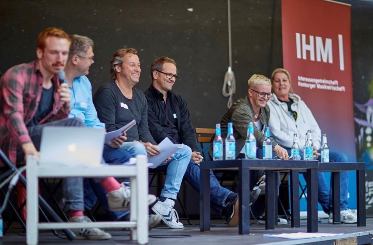 Versammelten sich im Club Molotow (von links): Timotheus Wiesmann (Geschäftsführer IHM), Christoph Becker (BASS Musik Produktion), Benedikt Lökes (Warner Music Central Europe), Leif Nüske ...