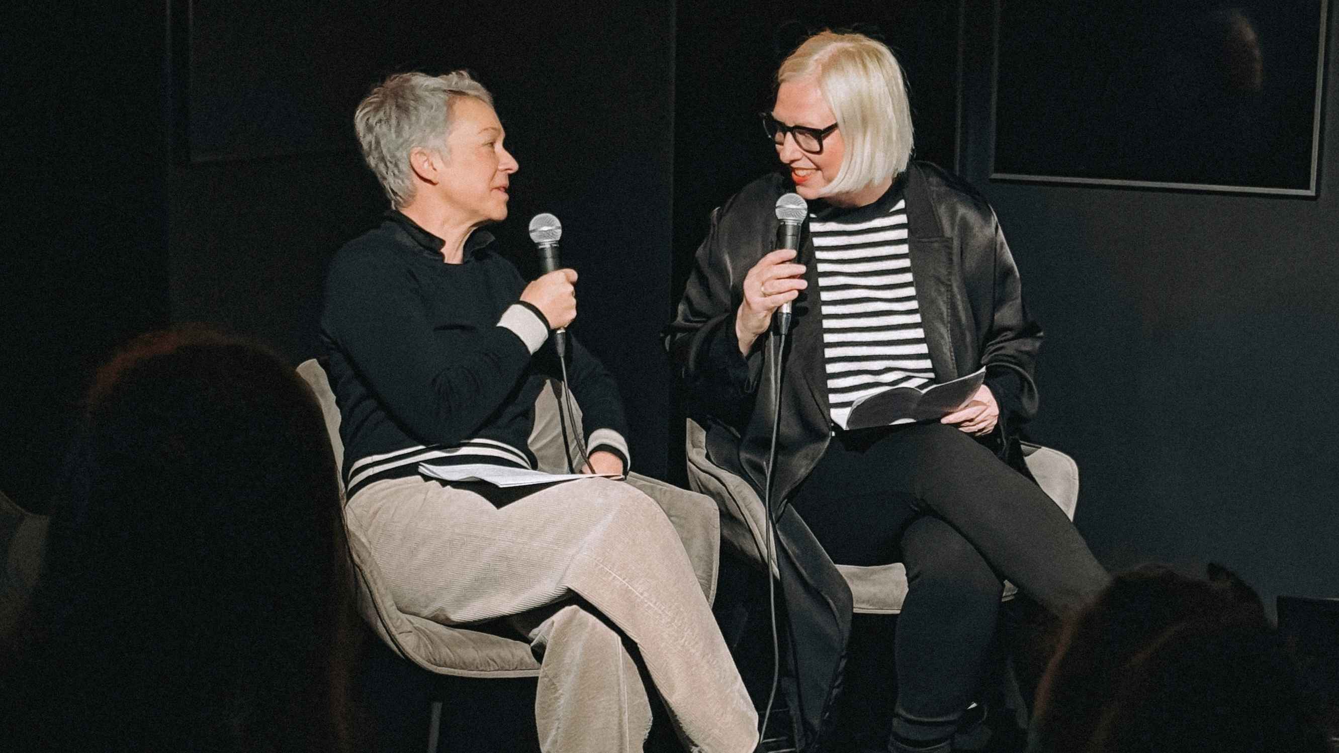 Gingen zur Eröffnungsveranstaltung in den Austausch: Ina Hartwig (Kulturdezernentin Stadt Frankfurt, links) mit Kuration Katja Ruge.