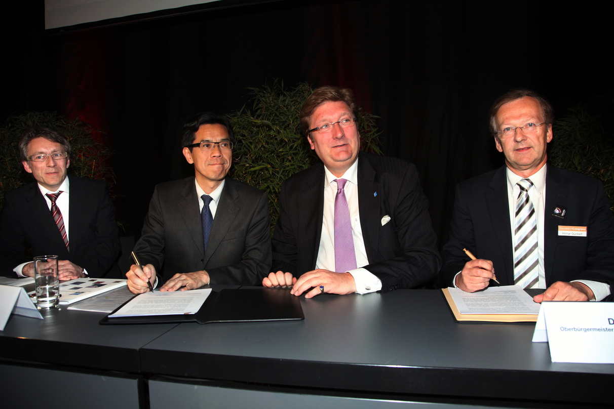 Bei der Vertragsunterzeichnung in Düsseldorf (v.l.n.r.): Georg Jennen (General Manager der deutschen Niederlassung von Mitsubishi Electric),
Koji Miyashita (Präsident der deutschen Niederl...