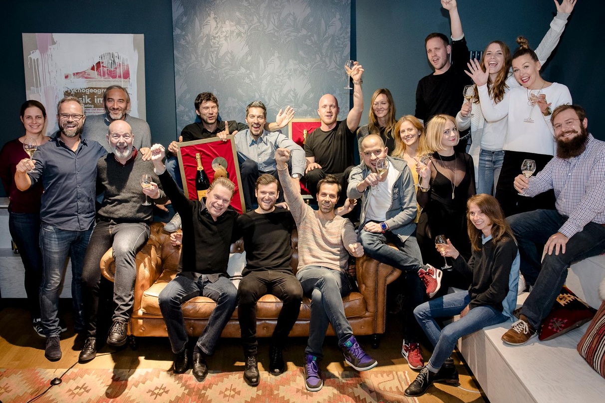 Bei der Gold-Verleihung (hinten, von links): Daniel Lieberberg (Senior Vice President PIL & VEC), Uli Kuppel (Management), Frank Engel (Senior Director Marketing/Labelhead/PIL), Alexander ...