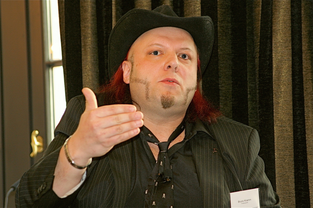 b27e3a8a9a8516bdfd1b99da88676976f5898186a225f090159bcb27ad8d02a2 Litt unter seiner Onlineverbindung: Bruno Kramm