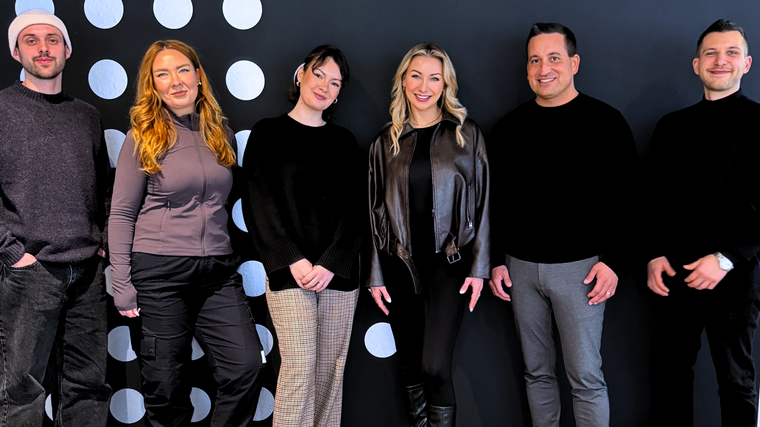 b280b7a7 273b 4fa7 ac0b c9cc846d9dea Bei der Vertragsunterzeichnung in Berlin (von links): Jesper Eggers (Creative Manager Marketing Ariola/Hansa), Christina Darscht (Project Manager Marketing Ariola/Hansa), Lily Becker (Labe...